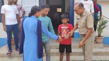 খয়রাশোল: পথ ভুলে হারিয়ে যাওয়া এক কিশোরকে উদ্ধার করে পরিবারের হাতে তুলে দিল কাঁকড়তলা থানার পুলিশ