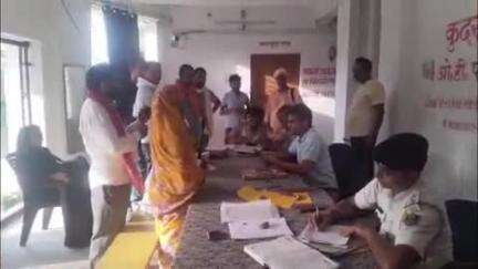कुदरा: भदौला में बिजली करंट की चपेट में आने से किसान की मौत के मामले में परिजनों ने कुदरा थाने में दिया आवेदन