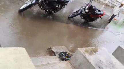 కోరుట్ల: మెట్పల్లి పట్టణంలో బుధవారం సాయంత్రం భార్య కూర్చున్న వర్షం కొనుగోలు కేంద్రాల్లో రైతులు ఇబ్బందులు ఎదుర్కొన్నారు