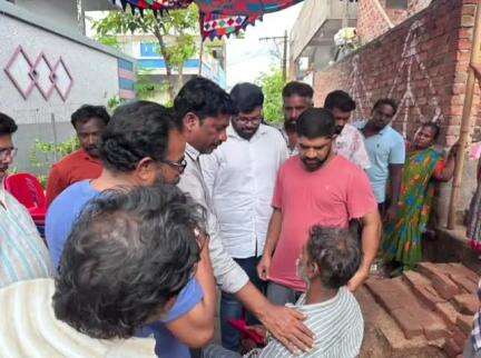 ఉప్పాడ లో గల్లంతయిన మత్స్యకార కుటుంబాన్ని పరామర్శించిన యు కొత్తపల్లి  జనసేన పార్టీ నాయకులు రావు అక్షయ్,