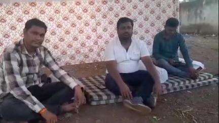 ऊसतोडमजुर पाल्याच्या हंगामी वस्तीग्रहाच्या चौकशीसाठी जिल्हा परिषदेसमोर धरणे आंदोलन