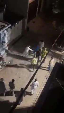 पीलीभीत: छोटा खुदागंज मोहल्ले में छेड़छाड़ के आरोपी मौलवी को लोगों ने पीटा, वीडियो हुआ वायरल