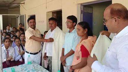 प्रतापपुर: प्रतापपुर प्रीमियर अकादमी में टॉपर उज्ज्वल का सम्मान, पिता की आँखों से छलके आँसू