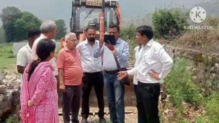 चौखुटिया: एसडीएम ने चौखुटिया में अस्थायी यातायात मार्ग का निरीक्षण किया, विभागीय अधिकारियों को दिए निर्देश