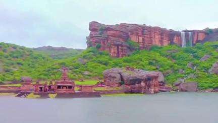 ಬಾದಾಮಿ: ಜಿಲ್ಲೆಯಲ್ಲಿ ನಿರಂತರ ಮಳೆಗೆ ಬಾದಾಮಿಯಲ್ಲಿ‌ ಧುಮ್ಮಿಕ್ಕಿ ಹರಿಯುತ್ತಿದೆ ಅಕ್ಕ ತಂಗಿಯರ ಜಲಪಾತ