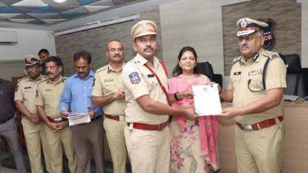 జగిత్యాల: రాష్ట్రస్థాయిలో గుర్తింపు తెచ్చి ప్రశంసాపత్రాలు అందుకున్న SI లను 
అభినందించిన జిల్లా ఎస్పి అశోక్ కుమార్