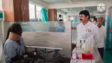 शिरूर: भीमाशंकर सहकारी साखर कारखान्याचे संचालक निकम यांनी घेतली चांडोह येथील बिबट्याच्या हल्ल्यात जखमी महिलेची भेट