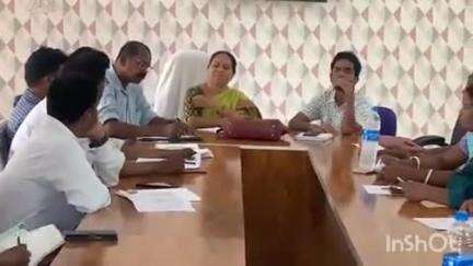 मनोहरपुर: प्रखंड सभागार में पंचायत समिति सदस्यों और विभिन्न विभागों के अधिकारियों की हुई बैठक