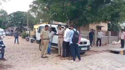 ಚಳ್ಳಕೆರೆ: ಪಟ್ಟಣದಲ್ಲಿ ಹೆಲ್ಮೆಟ್ ಧರಿಸದೇ ಓಡಾಡುತ್ತಿದ್ದ ಬೈಕ್ ಸವಾರರಿಗೆ ದಂಡದ ಬಿಸಿ