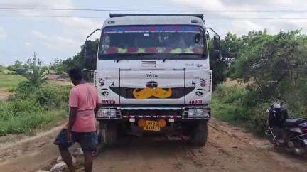 ଜଳେଶ୍ବର: ଧିତିପୁରା ସରକାରୀ ବାଲି ସୈରାତରେ ଉପଜିଲ୍ଲାପାଳଙ୍କ ଚଢ଼ାଉ, ୫ଟି ବାଲି ବୋଝେଇ ଓ ଗୋଟିଏ ଖାଲି ହାଇୱା ସହ 6 ଜଣ ଅଟକ