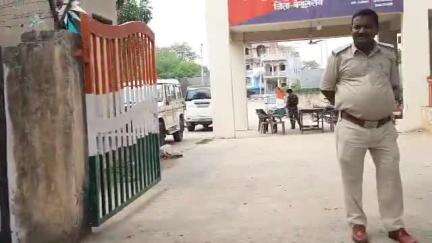 साहेबपुर कमाल: साहेबपुरकमाल पुलिस ने ज्ञान टोल से शराब के नशे में हंगामा करते एक नशेड़ी को गिरफ्तार किया