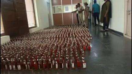 திருப்பூர் தெற்கு: திருப்பூர் மாநகரில் மதுவிலக்கு காவல்துறையால் பறிமுதல் செய்யப்பட்ட மது பாட்டில்கள் சாலையில் கொட்டி அழிக்கப்பட்டது