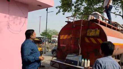 महावन: महावन के एसडीएम ने सिंथेटिक दूध से भरी गाड़ी पर मारा छापा, मच गया हड़कप