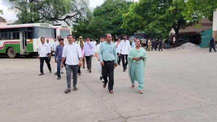 జనగాం: జనగామ ఆర్టీసీ డిపోను తనిఖీ చేసిన కరీంనగర్ జోన్ ఎగ్జిక్యూటివ్ డైరెక్టర్ సోలోమాన్