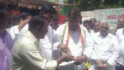 జగిత్యాల: కాంగ్రెస్ ప్రభుత్యం ఉద్యమకారుల కు ఇచ్చిన హామీలను వెంటనే అమలు చేయాలని ప్రభుత్వ విప్ లక్ష్మణ్ కుమార్ కు వినతి