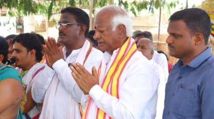 జనగాం: సముద్రాల గ్రామంలో మహంకాళి అమ్మవారి విగ్రహ ప్రతిష్టాపన కార్యక్రమంలో పాల్గొన్న ఎంపీ కావ్య,ఎమ్మెల్యే కడియం శ్రీహరి