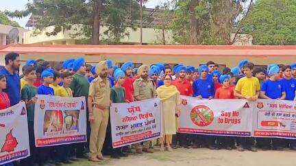 ਐਸਏਐਸ ਨਗਰ ਮੁਹਾਲੀ: ਡੀਐਸਪੀ ਕਰਨੈਲ ਸਿੰਘ ਵੱਲੋਂ ਮੋਹਾਲੀ ਫੇਸ ਸੱਤ ਵਿਖੇ ਬੱਚਿਆਂ ਨੂੰ ਯੁੱਧ ਨਸ਼ਿਆਂ ਵਿਰੁੱਧ ਮੁਹਿੰਮ ਤਹਿਤ ਕੀਤਾ ਗਿਆ ਜਾਗਰੂਕ