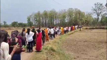 हाटा: सुकरौली में 1001 कन्याओं ने उठाया कलश, हनुमान और शनि मंदिर की स्थापना के एक साल पूर्ण होने पर आयोजित हुआ कार्यक्रम