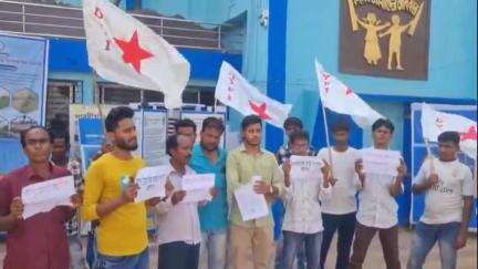 দুবরাজপুর: চিনপাই নারায়ণপুর অঙ্গনওয়াড়ি কেন্দ্রে ডিম না দেওয়ার প্রতিবাদে দুবরাজপুর ব্লক সমষ্টি উন্নয়ন আধিকারিককে DYFI-র স্মারকলিপি