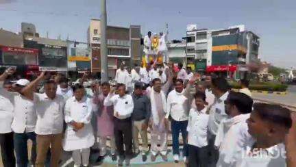 बीकानेर: जिला कांग्रेस कमिटी व देहात कांग्रेस के तत्वाधान में मूर्ति सर्किल पर राजीव गांधी की मूर्ति पर श्रद्धांजलि दी गई