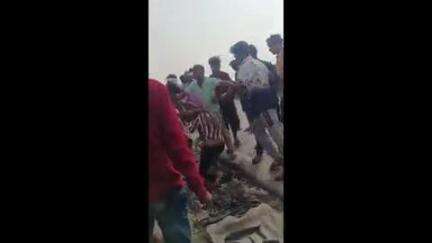 करनैलगंज: मछली के रेट को लेकर विक्रेता को पीटा, वीडियो हुआ वायरल