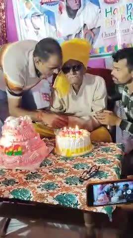 तरैया प्रखंड के माधोपुर बड़ा गांव में एक विद्वान बुजुर्ग का जन्म उत्सव पूरे 100 साल पर बड़ी धूमधाम से मनाया गया।