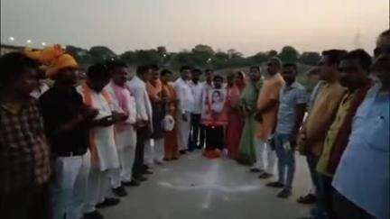 बबेरू: केन जलआरतीआयोजनमे पहुंचे कल्लु सिंह राजपूत जिला अध्यक्ष भाजपा मुख्य अतिथि वा महेश प्रजापति ने  आरती केन घाट में की
