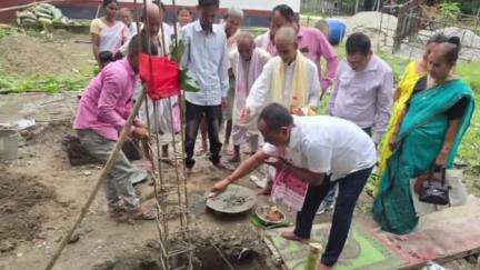 ছিপাঝাৰ: বোক্ৰাঝাৰত অঙ্গবাড়ী কেন্দ্ৰ আধাৰশিলা স্থাপন কৰে বিটিআৰৰ কাৰ্যবাহী সদস্য দিগন্ত বৰুৱাই