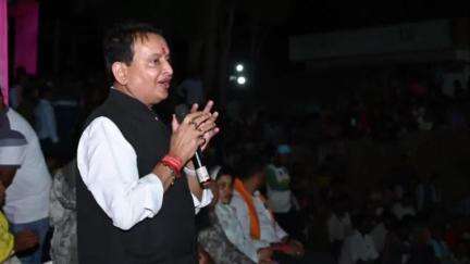 बसना: विधायक डॉ. संपत अग्रवाल ने ग्राम सपोच में रात्रिकालीन क्रिकेट प्रतियोगिता के समापन समारोह में भाग लिया