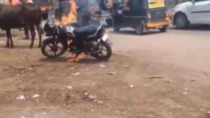 बदनापूर: बदनापूर शहरात रिक्षा स्टॅन्ड समोर उभे असलेल्या दुचाकीला लागली आग, सुदैवाने जीवितहानी नाही