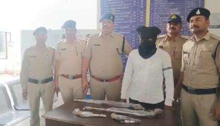 थाना पिछोर पुलिस ने अवैध हथियारों के कार्यवाही करते हुये आरोपी रामकेश लोधी से 02 अधिया 315 बोर एवं 02 कट्टा 315 बोर व 01 जिन्दा राउन्ड कुल कीमती 40100/- रूपये की जप्त कर आरोपी को गिरफ्तार किया ।