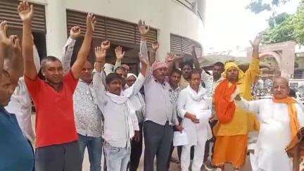 आज़मगढ़: ऑटो चालकों ने डीएम और एसपी को ज्ञापन सौंपा, कहा- स्टैंड ना मिलने से रोजी-रोटी पर संकट, चालान कट रहे हैं