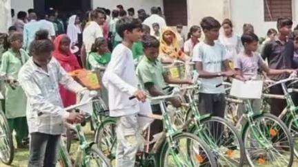 सारठ: उत्क्रमित उच्च विद्यालय बीरमाटी में 280 छात्र-छात्राओं को साइकिलें दी गईं, BPO ने नियमित स्कूल भेजने की बात कही