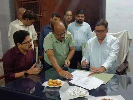पीलीभीत: कलेक्ट्रेट पहुंचे नए जिलाधिकारी ज्ञानेंद्र सिंह ने कार्यभार संभाला, बोले- जनता को न्याय दिलाना प्राथमिकता