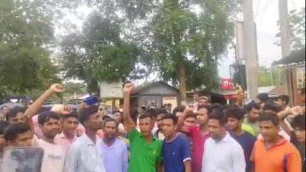 ধুবুৰী ভাগ: ফকিৰগঞ্জত ৰাইজৰ ৰোষত পৰিল কংগ্ৰেছী বিধায়ক ৱাজেদ আলী চৌধুৰী