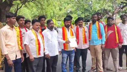 ಬಳ್ಳಾರಿ: ಖಾಸಗಿ ಕಾರ್ಖಾನೆಗಳಲ್ಲಿ ಸ್ಥಳೀಯರಿಗೆ ಶೇ70ರಷ್ಟು ಉದ್ಯೋಗ ಕೊಡುವಂತೆ ನಗರದಲ್ಲಿ ಸುವರ್ಣ ಕರ್ನಾಟಕ ವೇದಿಕೆ ಒತ್ತಾಯ