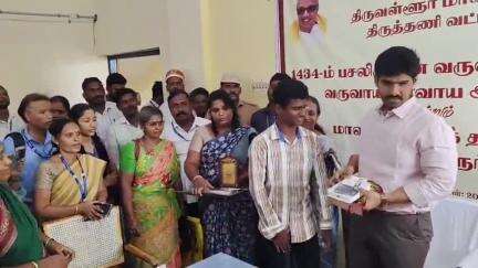 திருத்தணி: திருவள்ளூர்  மாவட்ட அளவில் 3-ஆம் இடம் பிடித்த சைக்கிள் பழுது பார்ப்பவரின் மகனை பாராட்டி ஆட்சியர்  கேடயம் பரிசு வழங்கினார்