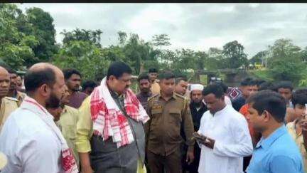 ধুবুৰী ভাগ: উত্তৰ গেৰামাৰীত গাওঁ পঞ্চায়তৰ গেৰামাৰী ১ম খণ্ড নদাগাওঁ পৰিদৰ্শন সাংসদ ৰকিবুল হুছেইনৰ