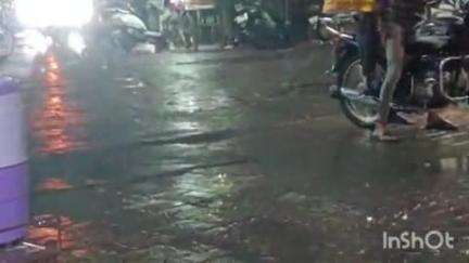 अकोट: शहराला वादळी पावसाचा तडाखा;पावसाने शहराला धुवून काढले यात्रा चौकात भाजीपाला विक्रेत्यांचे नुकसान