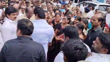 அரக்கோணம்: பேருந்து நிலையம் அருகே தடையை மீறி அதிமுக சார்பில் கண்டன ஆர்ப்பாட்டம்
