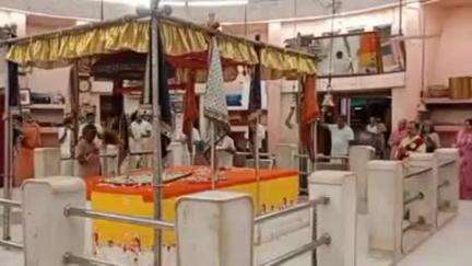 खंडवा नगर: खंडवा के दादाजी धूनी वाले मंदिर में शयन आरती का आयोजन किया गया