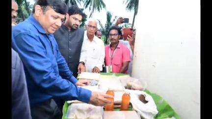 ఉండి: ఎన్.ఆర్.పి అగ్రహారంలో ప్రకృతి సేద్యం ఉత్పత్తులను పరిశీలించిన పర్యాటక, గృహనిర్మాణ ప్రత్యేక ముఖ్య కార్యదర్శి అజయ్ జైన్