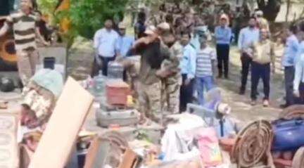 बाघमारा/कतरास: सिजुआ में बीसीसीएल के अवैध कब्जाधारी आवास पर चला बुलडोजर, अधिवक्ता का मकान भी तोड़ा गया