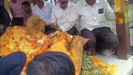 निफाड: ओझरच्या खंडेराव महाराज यात्रेत सर्वाधिक बारा गाडे ओढणाऱ्या अश्वगंगाचे झाले देहवासान, शहरात निघाली अंत्ययात्रा