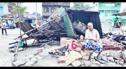 बाघमारा/कतरास: अंगार पथरा ग्राउंड के पास आंधी-पानी से गरीब की चाय दुकान ध्वस्त, आजीविका का सहारा टूटा