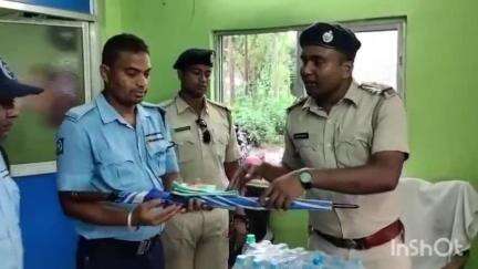 পোলবা-দাদপুর: সামার  কিট্স প্রদান করা হয় দিল্লি রোডের সুগন্ধা পুলিশ ক্যাম্প থেকে ছোট্ট একটি অনুষ্ঠানের মধ্য দিয়ে