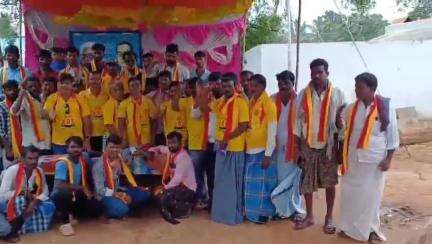 ಹಗರಿಬೊಮ್ಮನಹಳ್ಳಿ: ಕಿತ್ನೂರು ಗ್ರಾಮದಲ್ಲಿ ಕೆಆರ್‌ಎಸ್ ಪಕ್ಷ ಸೇರಿದ ವಿವಿಧ ಪಕ್ಷದ ಮುಖಂಡರು ಹಾಗೂ ಯುವಕರು