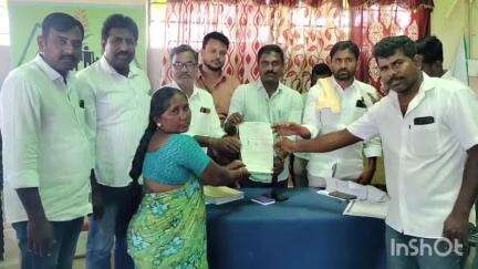 గన్నేరువరం: సీఎం సహాయనిధి చెక్కులను లబ్ధిదారులకు అందజేసిన ప్రభుత్వ అధికారులు