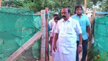 சிங்கம்புனரி: மல்லாக்கோட்டை கல்குவாரியில் உயிரிழந்தவர்களின் குடும்பத்தினருக்கு தலா ரூ 10.50 லட்சம் நிவாரணத் தொகையை வழங்கிய அமைச்சர் பெரிய கருப்பன்