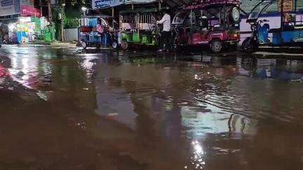 সিউড়ি ১: অল্প বৃষ্টিতেই জলমগ্ন হয়ে পড়ে সিউড়ি সদর হাসপাতালের সামনে মেন রাস্তা, সমস্যায় যাতায়াতকারী মানুষজন 
#jansamasya